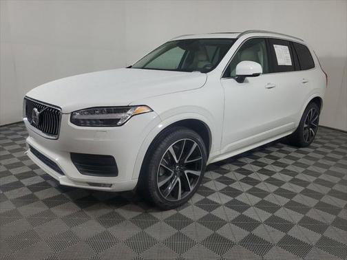 2022 Volvo XC90 T6 Momentum