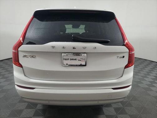 2022 Volvo XC90 T6 Momentum