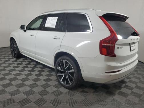 2022 Volvo XC90 T6 Momentum