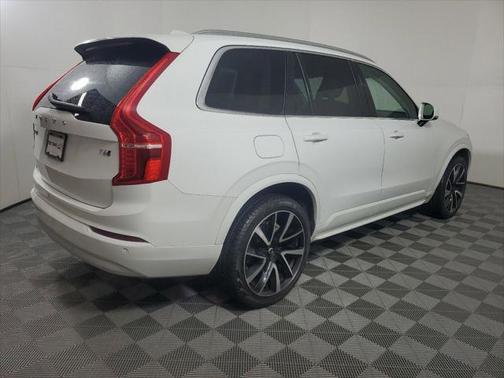 2022 Volvo XC90 T6 Momentum