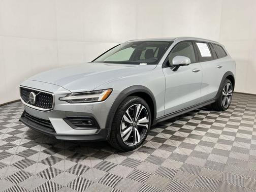 2025 Volvo V60 Cross Country Plus, B5 AWD Gas (mild hybrid)
