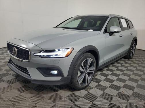 2025 Volvo V60 Cross Country Plus, B5 AWD Gas (mild hybrid)