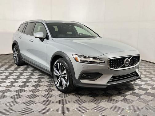 2025 Volvo V60 Cross Country Plus, B5 AWD Gas (mild hybrid)