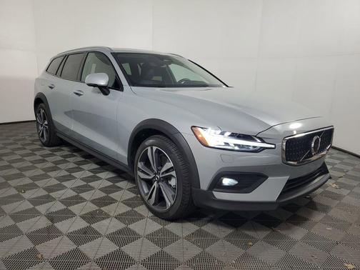2025 Volvo V60 Cross Country Plus, B5 AWD Gas (mild hybrid)