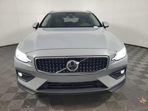 2025 Volvo V60 Cross Country Plus, B5 AWD Gas (mild hybrid)