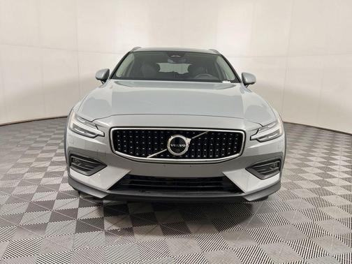 2025 Volvo V60 Cross Country Plus, B5 AWD Gas (mild hybrid)