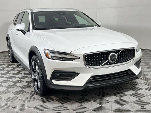 2025 Volvo V60 Cross Country B5 Plus