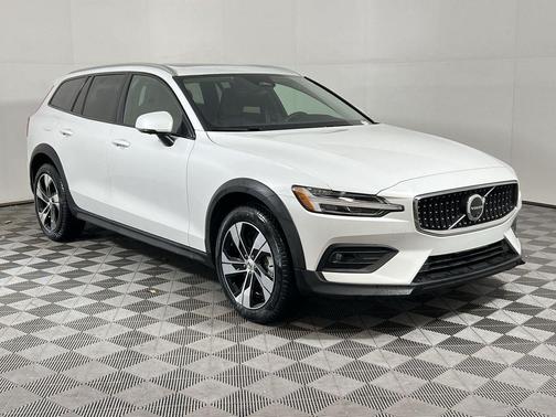 2025 Volvo V60 Cross Country B5 Plus