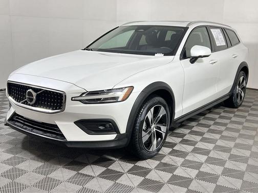 2025 Volvo V60 Cross Country B5 Plus