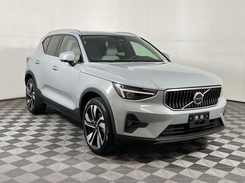 2025 Volvo XC40 B5 Plus Bright Theme