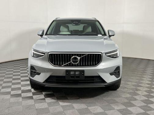 2025 Volvo XC40 B5 Plus Bright Theme