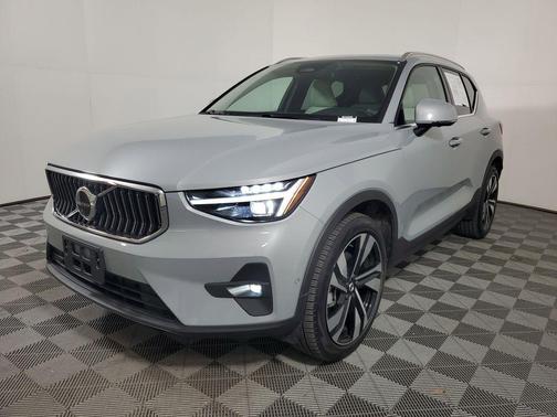 2025 Volvo XC40 B5 Plus Bright Theme
