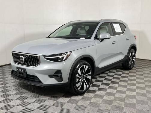 2025 Volvo XC40 B5 Plus Bright Theme