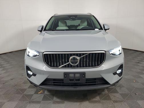 2025 Volvo XC40 B5 Plus Bright Theme