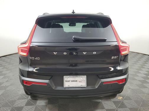 2026 Volvo XC40 Ultra, B5 AWD Gas (mild hybrid), Dark