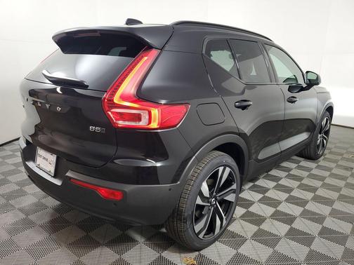 2026 Volvo XC40 Ultra, B5 AWD Gas (mild hybrid), Dark