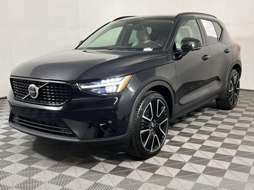 2025 Volvo XC40 B5 Ultra Dark Theme
