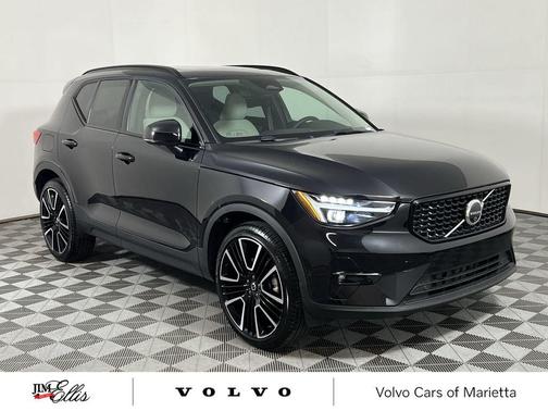 2025 Volvo XC40 B5 Ultra Dark Theme