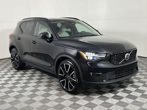 2025 Volvo XC40 B5 Ultra Dark Theme