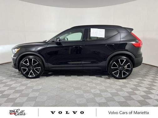 2025 Volvo XC40 B5 Ultra Dark Theme