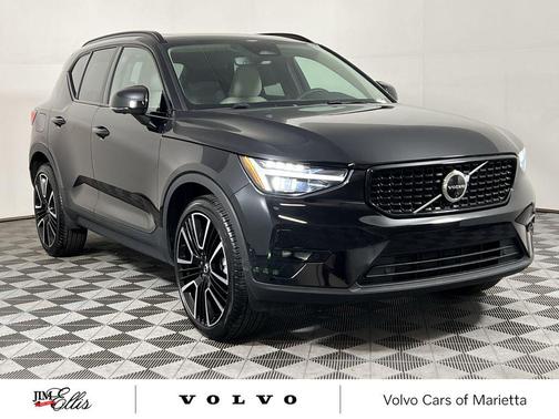 2025 Volvo XC40 B5 Ultra Dark Theme