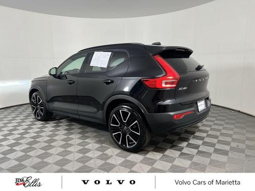 2025 Volvo XC40 B5 Ultra Dark Theme