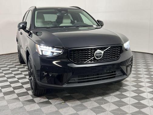 2025 Volvo XC40 B5 Ultra Dark Theme