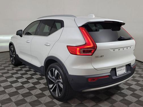 Crystal White Metallic 2023 Volvo XC40 B5 Plus Bright Theme