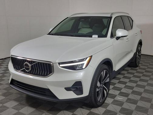Crystal White Metallic 2023 Volvo XC40 B5 Plus Bright Theme