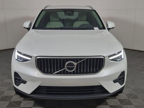 Crystal White Metallic 2023 Volvo XC40 B5 Plus Bright Theme