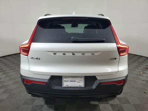 2026 Volvo XC40 Plus, B5 AWD Gas (mild hybrid), Dark