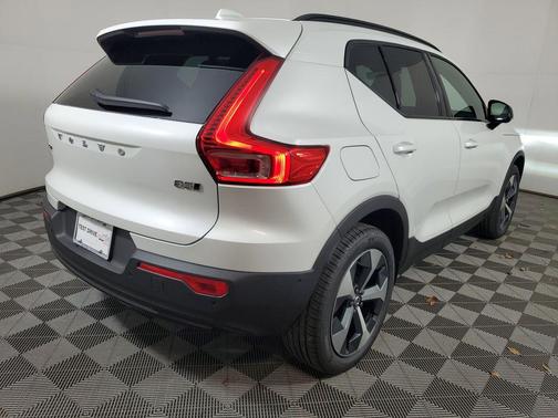2026 Volvo XC40 Plus, B5 AWD Gas (mild hybrid), Dark