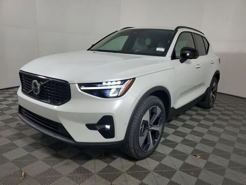 2026 Volvo XC40 Plus, B5 AWD Gas (mild hybrid), Dark