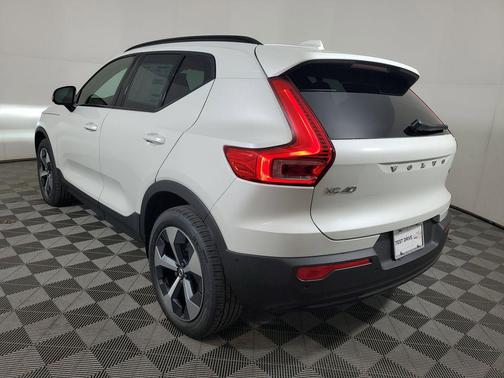2026 Volvo XC40 Plus, B5 AWD Gas (mild hybrid), Dark