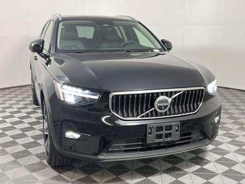 2025 Volvo XC40 B5 Plus Bright Theme