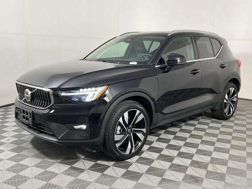 2025 Volvo XC40 B5 Plus Bright Theme