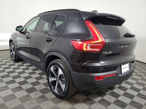 2025 Volvo XC40 B5 Plus Dark Theme