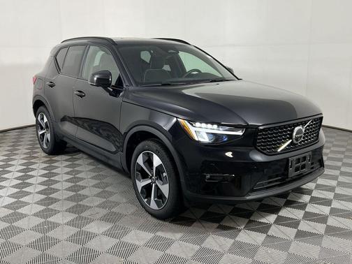 2025 Volvo XC40 B5 Plus Dark Theme
