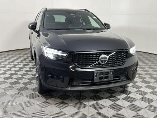 2025 Volvo XC40 B5 Plus Dark Theme