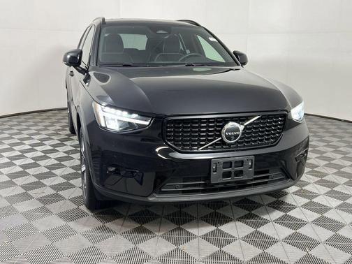 2025 Volvo XC40 B5 Plus Dark Theme