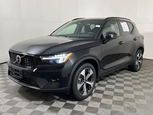 2025 Volvo XC40 B5 Plus Dark Theme