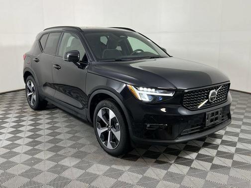 2025 Volvo XC40 B5 Plus Dark Theme