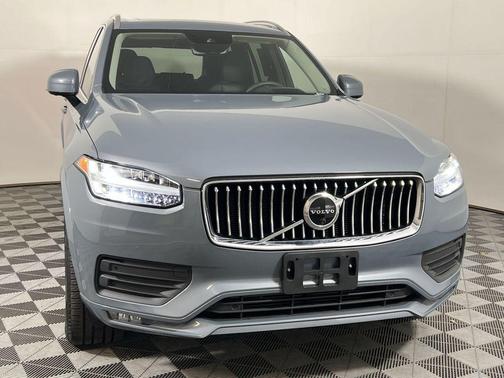 2022 Volvo XC90 T6 Momentum