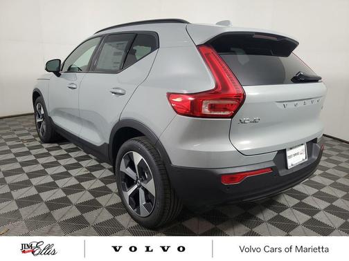 2026 Volvo XC40 Plus, B5 AWD Gas (mild hybrid), Dark