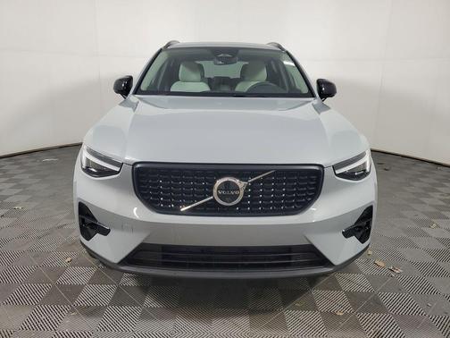 2026 Volvo XC40 Plus, B5 AWD Gas (mild hybrid), Dark