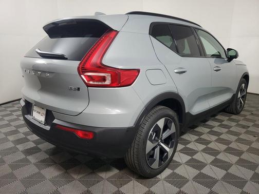 2026 Volvo XC40 Plus, B5 AWD Gas (mild hybrid), Dark