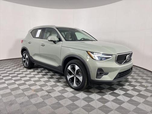 2024 Volvo XC40 B5 Plus Bright Theme