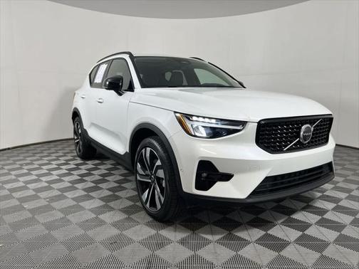 2025 Volvo XC40 B5 Plus Dark Theme
