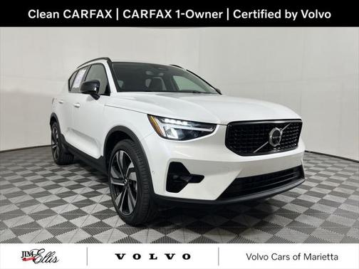 2025 Volvo XC40 B5 Plus Dark Theme
