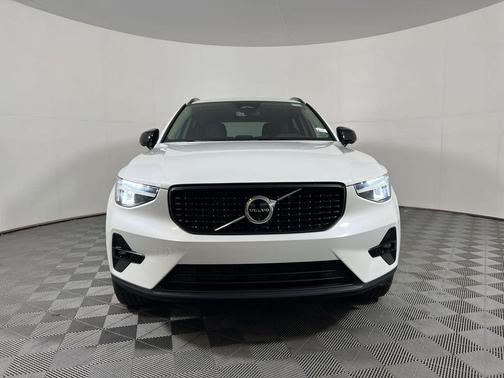 2025 Volvo XC40 B5 Plus Dark Theme
